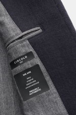 Close-up inside view of Circolo 1901 Wollmantel graublau showing grey herringbone lining, inner pocket, and brand label. Stilvoll durch die Übergangszeit: Der Mantel von CIRCOLO 1901 besticht mit seinem Material aus edler Schurwolle und bietet mit seinem 