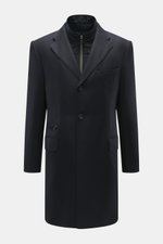 Corneliani Woll-Kurzmantel navy, frontale Nahaufnahme, Slim Fit, reine Schurwolle, tonales Fischgrat, herausnehmbare Double-Front, drei Knöpfe, Revers, Brust- und Pattentaschen, Zipper-Paspeltasche.