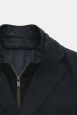 Corneliani Woll-Kurzmantel navy in Detailaufnahme von oben, elastische Schurwolle, Fischgrat, Reißverschluss, soften Kragen, Slim Fit, herausnehmbare Double-Front.