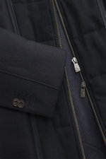 Nahaufnahme des Corneliani Woll-Kurzmantels navy von innen, zeigt tonales Fischgrat-Webmuster, Reißverschluss, Knöpfe und herausnehmbare Double-Front aus reiner Schurwolle.