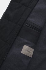 Innenansicht des Corneliani Woll-Kurzmantels navy mit tonaler Double-Front, Innentasche mit Reißverschluss und Corneliani Label.