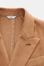 Nahaufnahme des Boglioli Cashmere Mantel camel von oben, zeigt Reverskragen, Brusttasche und feine Cashmere-Qualität, soft und ungefüttert.
