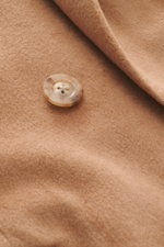 Nahaufnahme des weichen Boglioli Cashmere Mantel camel aus reinem Cashmere mit Kissing Button und Reverskragen, fein strukturiert.