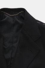 Cesare Attolini Cashmere Mantel schwarz, Nahaufnahme Innenansicht mit fallendem Revers, glattem Innenfutter und Kettenaufhängung, reiner Cashmere.