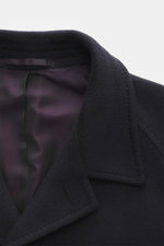 Nahaufnahme des variablen Reverskragens und der Innenfütterung des Stile Latino Cashmere Mantel 'Zante' navy aus reinem Cashmere mit softem Griff.
