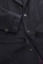 Nahaufnahme des Stile Latino Cashmere Mantel 'Zante' navy mit Knopfleiste, variablen Reverskragen und Taillengürtel, weiches reines Cashmere.