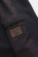 Nahaufnahme der Innenansicht des Stile Latino Cashmere Mantel 'Zante' navy, zeigt das halb gefütterte Innenfutter und das Label.