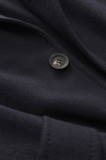 Stile Latino Cashmere Mantel 'Zante' navy, Detailansicht Knopf und Stoff aus reinem, sehr weichem Cashmere, Slim Fit, Raglanärmel, Taillengürtel.