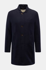 Montecore Daunen-Kurzmantel navy in Frontansicht mit elastischer Schurwolle, weichem Griff, Slim Fit, Daunenfüllung, Knöpfen und Brusttasche.