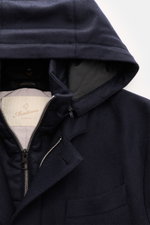 Montecore Daunen-Kurzmantel navy, Detailaufnahme von oben, Kapuze, Reißverschluss, elastische Schurwolle, Double-Front, Slim Fit, Brusttasche.