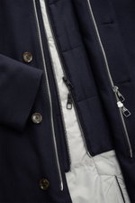 Montecore Daunen-Kurzmantel navy in Nahaufnahme von vorne, zeigt elastische Schurwolle, Knöpfe, Reißverschluss, Double-Front und gesteppte Daunenfüllung.