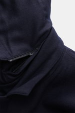 Montecore Daunen-Kurzmantel navy aus elastischer Schurwolle mit weichem Griff, robuster Reißverschluss, Kapuze und herausnehmbarer Double-Front, Detailansicht.