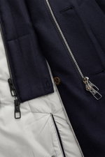 Montecore Daunen-Kurzmantel navy, Nahaufnahme von innen und außen, zeigt Reißverschlüsse, Knöpfe, elastische Schurwolle, Double-Front und gesteppte Daunenfüllung.