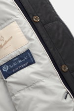 Nahaufnahme des Innenfutters und der Knöpfe des Montecore Daunen-Kurzmantel navy mit herausnehmbarer Double-Front und elastischer Schurwolle.