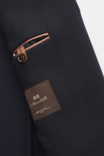 Close-up side view of the Mandelli Jacke navy sleeve showing the buttoned cuff, inner pocket with brown trim, and the brown Mandelli label sewn on pure virgin wool fabric. Zeitlose Raffinesse für die Übergangszeit: Die Jacke von MANDELLI interpretiert das