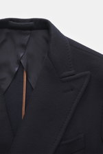 Mandelli Cashmere Jersey-Jacke navy close-up from above showing soft jersey cashmere fabric, slim fit, notch collar, and inner lining details. Purer Luxus für die Übergangszeit: Diese formschöne, ungefütterte Jersey-Jacke aus Cashmere von MANDELLI ist eas