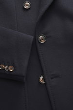 Close-up front view of the Mandelli Cashmere Jersey-Jacke navy, showing soft navy cashmere fabric, four-button placket, cuff buttons, and fine stitching. Purer Luxus für die Übergangszeit: Diese formschöne, ungefütterte Jersey-Jacke aus Cashmere von MANDE