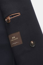 Close-up view of the Mandelli Cashmere Jersey-Jacke navy showing soft jersey fabric, button, angled welt pocket with leather trim, and brand label.

Description: <p>Purer Luxus für die Übergangszeit: Diese formschöne, ungefütterte Jersey-Jacke aus Cashm