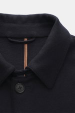Nahaufnahme der Mandelli Cashmere Jersey-Jacke navy mit Umlegekragen, Vier-Knopf-Leiste, weichem Jersey aus Cashmere, von vorn fotografiert.