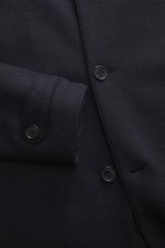 Nahaufnahme der Mandelli Cashmere Jersey-Jacke navy, Slim Fit, Vier-Knopf-Leiste, Umlegekragen, weicher Jersey aus Cashmere, Ärmel mit Knopfriegel, schräge Leistentaschen mit Lederverstärkung, Rückenmittelschlitz, drei Innentaschen, perspektivisch von vor