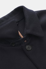 Nahaufnahme der Mandelli Cashmere Jersey-Jacke navy, Slim Fit, Jersey aus Cashmere, Umlegekragen, Vier-Knopf-Leiste, von oben fotografiert.