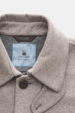 Close-up front view of the Colombo Kid Cashmere fleece coat grey/taupe melange showcasing the collar, button, and label details. Minimalism as an expression of the highest elegance: This coat made of pure kid cashmere fleece from the traditional house COL