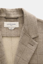 Nahaufnahme von Kragen und Innenbereich des Jacob Cohen Mantels sand/taupe kariert, Regular Fit, Mix aus Schurwolle und Cashmere, weicher Griff.