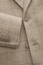 Nahaufnahme von Jacob Cohen Mantel sand/taupe kariert, frontale Perspektive zeigt Details wie Schurwolle-Cashmere-Mix, weicher Griff, Regular Fit, klassisches Karomuster, Drei-Knopf-Leiste, fallendes Revers, paspelierte Fronttaschen, Ärmel mit Kissing But