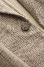Nahaufnahme aus schräger Perspektive des Jacob Cohen Mantel sand/taupe kariert mit klassischem Karomuster, Mix aus Schurwolle und Cashmere, weichem Griff, drei-Knopf-Leiste, fallendem Revers, paspelierten Fronttaschen, Ärmelabschlüssen mit Kissing Buttons