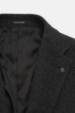 Close-up front view of Tagliatore Wollmantel graubraun/taupe gemustert with classic herringbone pattern, soft pure wool, slim fit, and three-button style.

Description: <p>Klassische Eleganz von TAGLIATORE: Gefertigt aus reiner Schurwolle im zeitlosen F
