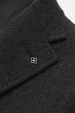 Close-up angled view of Tagliatore Wollmantel graubraun/taupe gemustert showing textured pure new wool fabric, soft herringbone pattern, and a pin on the falling lapel.

Description: <p>Klassische Eleganz von TAGLIATORE: Gefertigt aus reiner Schurwolle 