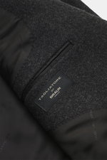 Close-up top-down view of the Tagliatore Wollmantel graubraun/taupe gemustert showing its soft pure new wool fabric with classic herringbone pattern and smooth black lining.

Additional description:  
<p>Klassische Eleganz von TAGLIATORE: Gefertigt aus