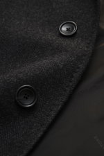 Close-up front view of Tagliatore Wollmantel graubraun/taupe gemustert showing black buttons on soft pure virgin wool with classic herringbone pattern.

Additional description: <p>Klassische Eleganz von TAGLIATORE: Gefertigt aus reiner Schurwolle im zei