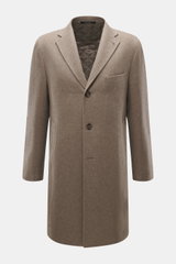 Frontale Nahaufnahme eines graubraun melierten Tagliatore Mantels aus reiner Schurwolle mit Slim Fit, drei Knöpfen, fallendem Revers, Logo-Pin, Brusttasche, schrägen Leistentaschen, unfertigen Ärmelabschlüssen, Rückenmittelschlitz und halbfütterung. Elega