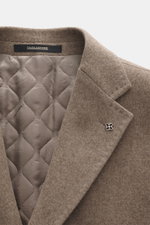 Tagliatore Mantel graubraun meliert, Nahaufnahme von innen und Revers, reine Schurwolle, Slim Fit, fallendes Revers mit Logo-Pin, weicher Griff.