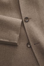 Nahaufnahme von Knopf und Revers des Tagliatore Mantel graubraun meliert aus reiner Schurwolle mit weichem Griff, Slim Fit und unfertigen Ärmeln.