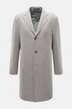 Tagliatore Mantel hellgrau meliert, Slim Fit Wollmantel aus reiner Schurwolle, frontale Nahaufnahme mit fallendem Revers, Brusttasche, drei Knöpfen und unfertigen Ärmeln.