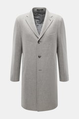 Tagliatore Mantel hellgrau meliert, Slim Fit Wollmantel aus reiner Schurwolle, frontale Nahaufnahme mit fallendem Revers, Brusttasche, drei Knöpfen und unfertigen Ärmeln.