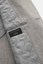 Nahaufnahme des Innenfutters und Ärmelsaum des Tagliatore Mantels hellgrau meliert, reine Schurwolle, Slim Fit, drei Knöpfe, fallendes Revers mit Logo-Pin, klassische Brust- und schräge Leistentaschen, unfertige Ärmelabschlüsse, Rückenmittelschlitz, halb 