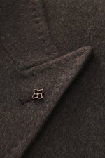 Close-up front view of the Tagliatore Wool Coat Dark Grey Melange showing its soft virgin wool fabric, peaked lapel with signature pin, and double-breasted detail.

<p>TAGLIATORE's signature understated elegance is expressed through this impeccably tailor