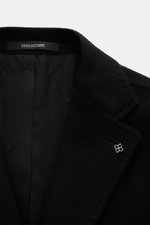 Close-up front view of the Tagliatore Cashmere Coat Black showcasing its notched lapel with logo pin and smooth lining fabric.

Winter elegance with Italian sophistication: The wool coat from TAGLIATORE combines luxurious comfort with timeless aesthetics 