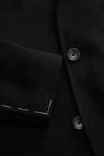 Close-up front view of the Tagliatore Cashmere Coat Black, highlighting buttons, notched lapel, and soft pure cashmere fabric.

Description: <p>Winter elegance with Italian sophistication: The wool coat from TAGLIATORE combines luxurious comfort with time