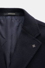 Close-up front view of Tagliatore Cashmere Coat navy showing the notched lapel with logo pin and smooth lining fabric. Winter elegance with Italian sophistication: The wool coat by TAGLIATORE is a stylish companion for sophisticated looks in the cold seas