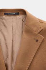 Close-up view of the Tagliatore Cashmere Coat Light Brown collar and interior, showing pure cashmere fabric, smooth lining, and logo pin on the notched lapel. Winter elegance with Italian sophistication: The wool coat by TAGLIATORE is a stylish companion 