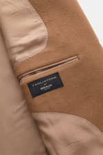Close-up interior view of the Tagliatore Cashmere Coat Light Brown showing soft beige lining, piped breast pocket, and brand label.

Winter elegance with Italian sophistication: The wool coat by TAGLIATORE is a stylish companion for sophisticated looks in