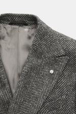 Luigi Bianchi Wollmantel dunkelgrau/hellgrau gemustert, Detailaufnahme von Innenfutter, klassischer Herringbone, Slim Fit, Alpaka-Schurwoll-Mix, Spitzrevers mit Pin.