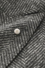 Nahaufnahme des Luigi Bianchi Wollmantels dunkelgrau/hellgrau gemustert in Slim Fit, Fokus auf weichen Alpaka-Schurwollstoff mit weißem Knopf.