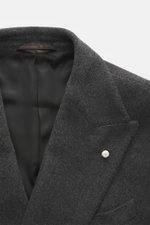 Close-up front view of Luigi Bianchi Sakko dunkelgrau meliert in dark grey mixed wool and cashmere, slim fit, double-breasted three-button style with lapel pin. 

Description: <p>Italienische Handwerkskunst vereint in exklusiver Herrenmode – das kann LU