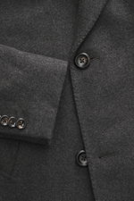 Close-up front view of Luigi Bianchi Sakko dunkelgrau meliert in soft wool-cashmere blend, slim fit, double-breasted with three buttons and detailed cuffs.

Description: Italienische Handwerkskunst vereint in exklusiver Herrenmode – das kann LUIGI BIANC