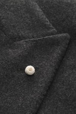 Close-up front view of Luigi Bianchi Sakko dunkelgrau meliert in soft wool-cashmere blend with peak lapel, three-button, and emblem buttons.

<p>Italienische Handwerkskunst vereint in exklusiver Herrenmode – das kann LUIGI BIANCHI besonders gut und brin